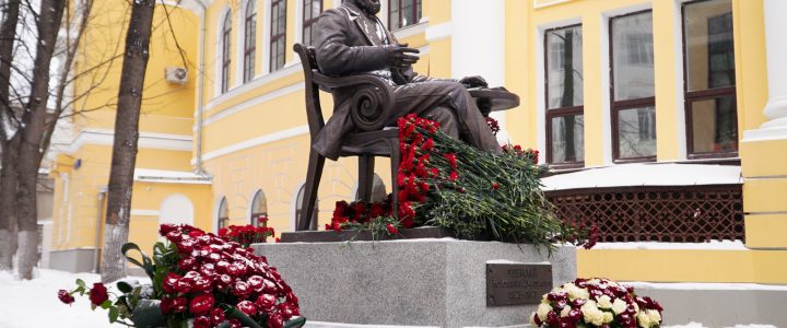 Памятник К.Д. Ушинскому установили возле здания МПГУ в честь 200-летия великого педагога